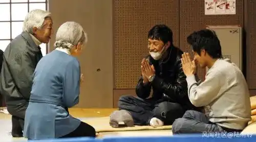  明仁天皇夫妇和安倍夫妇跪探隔离民众假的