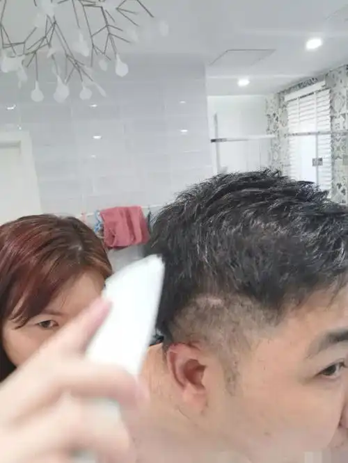  头发太长了,怎么营业王一博张艺兴戴帽子直播,肖战出高招