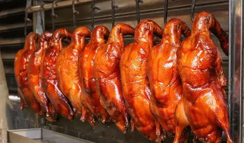  饭店吃烤鸭,服务员问鸭架煲汤还是炸回答这4个字,不吃亏