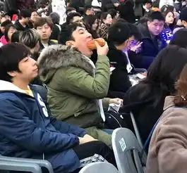 知名画家将王思聪吃热狗图作成漫画版,引发校长本人爆笑回复