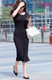 街拍有光泽的小黑长裙,让女人的冷艳曼妙到极致  街拍有光泽的小黑长裙,让女人的冷艳曼妙到极致