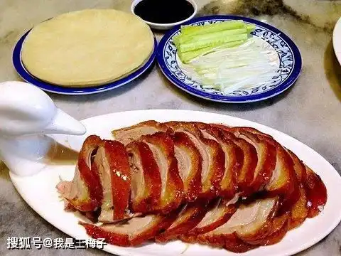  在饭店吃烤鸭时,服务员问鸭架要煲汤还是炸,是行家只说4个字