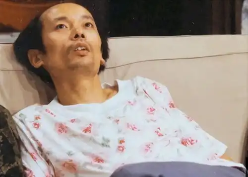  回顾妹妹远在美国,父母也已离世,如今67岁膝下无子的葛优如何