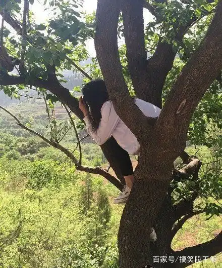  搞笑gif图片笑话段子大妈发传单,非得让警察叔叔看看
