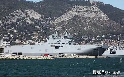  法系海军舰艇西北风级两栖攻击舰