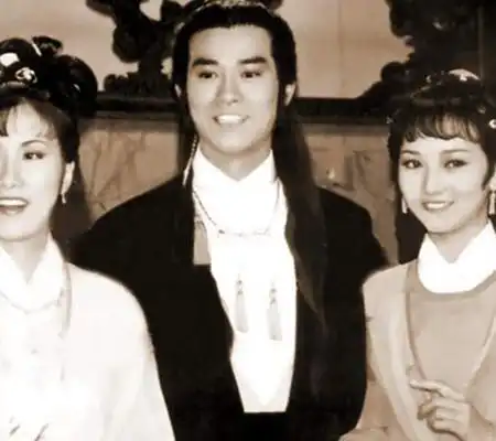  60岁的苗侨伟还能看出帅哥底子,郑伊健招牌大妈头没人帅过他