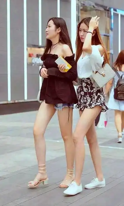 街拍小姐姐身穿黑色的斜肩装,服装款式风格独特个性  街拍小姐姐身穿黑色的斜肩装,服装款式风格独特个性