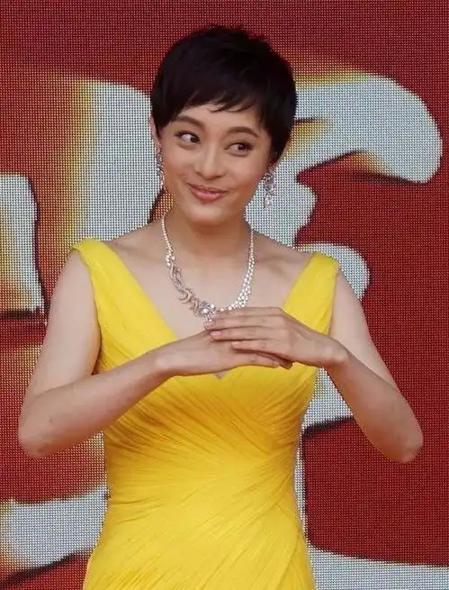  35岁孙俪难得秀性感却被颈纹抢镜,颜值崩坏娘娘怎样都好看