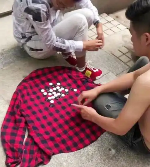  搞笑图片这位同学在宿舍的床上,就能享受网吧vip会员的待遇