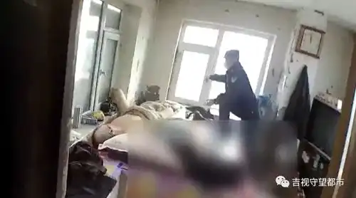  老人一氧化碳中毒,民警抄起板砖砸窗救人