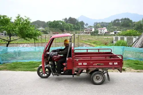 我在现场照片背后的故事大山里,这位收废品老人的捐款收据铺满一桌  我在现场照片背后的故事大山里,这位收废品老人的捐款收据铺满一桌