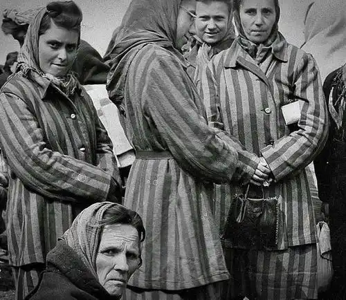  二战时,被德军抓获的犹太女人有多惨穿衣服都是奢望