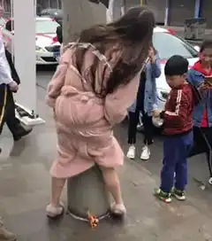  搞笑gif趣图伴娘也不容易啊,为了要个红包被人绑在了电杆上