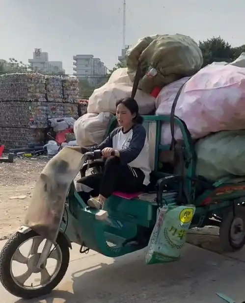 三轮车收废品图片