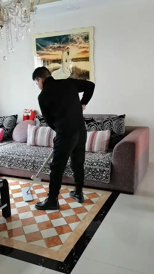  看你拖地挺累的,给你个拥抱,不识抬举是不搞笑夫妻