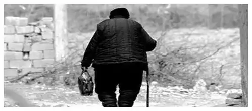 奶奶的头七夜孙女睡在奶奶床上醒来竟发现枕边有巨额存折  奶奶的头七夜孙女睡在奶奶床上醒来竟发现枕边有巨额存折