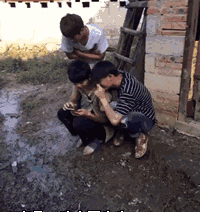  搞笑gif图片小子你别走,我要和你玩命了
