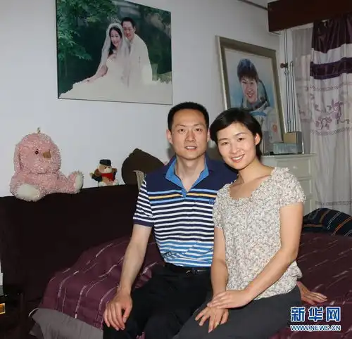  神舟九号进入发射塔架太空之旅即将揭幕