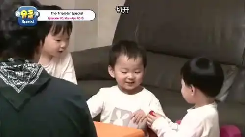  超人回来了三胞胎分享一颗草莓,这结局也太搞笑了