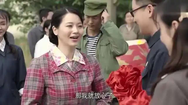  恢复高考,村民敲锣打鼓欢送大学生
