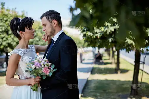 新娘和新郎在公园的结婚照其他图片  新娘和新郎在公园的结婚照其他图片