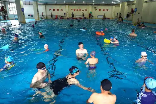  武汉40个游泳池对孩子们免费开放在这里玩水既安全又有趣