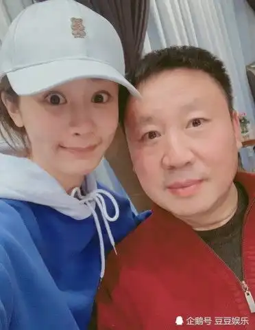 杨紫晒童年旧照为母亲庆生,留寸头像小男生,三只猴子亮了  杨紫晒童年旧照为母亲庆生,留寸头像小男生,三只猴子亮了