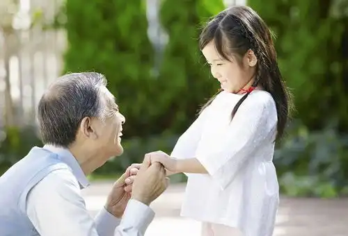 我去城里看望儿子,孙女半夜叫奶奶,起床看到孙女我报警  我去城里看望儿子,孙女半夜叫奶奶,起床看到孙女我报警