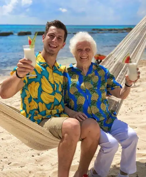 93岁硬核奶奶坐拥1300万粉丝,和孙子的创意照火遍全网等我老了,也要这么酷  93岁硬核奶奶坐拥1300万粉丝,和孙子的创意照火遍全网等我老了,也要这么酷