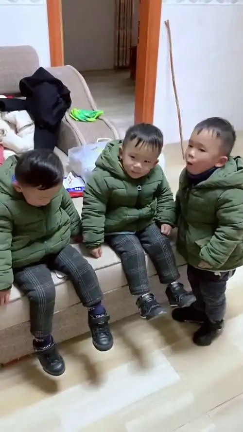  三胞胎一个咳嗦三个都咳了,妈妈去买梨顺便买了三玩具,补偿下