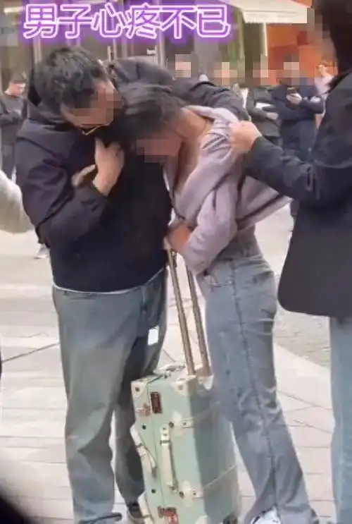  江苏一男子出轨,小三被妻子当街抓住不放,知情人ktv里认识的