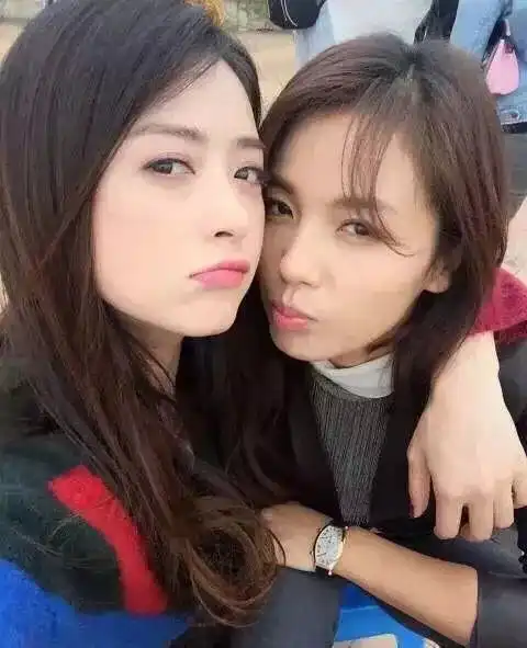 baby为杨幂庆生,配图却裁掉倪妮,网友终究是塑料姐妹情  baby为杨幂庆生,配图却裁掉倪妮,网友终究是塑料姐妹情