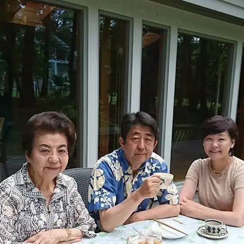 安倍晋三的老婆是豪门千金,追男星搞派对嗜酒如命,不生娃还受宠