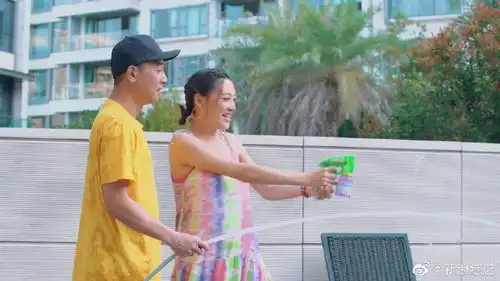  组图爸爸经典再现陈小春拿水盆泼jaspe场面激烈欢乐十足