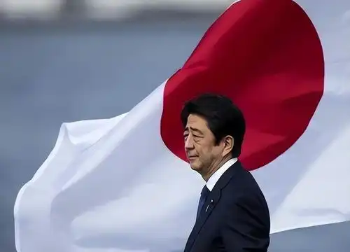  日本首相们被刺杀的魔咒裤子全是血,安倍晋三的外公曾被刺杀