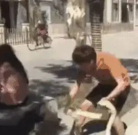  搞笑段子眼泪叭嚓的直骂,你奶奶个熊,喝你点酸奶把人往死里整