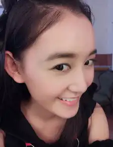  蒋依依晒表情包6连拍,自拍自夸自得其乐