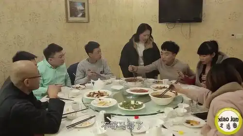  同学聚餐饭店却一连停了3次电,小伙反应一次比一次逗,太有趣了