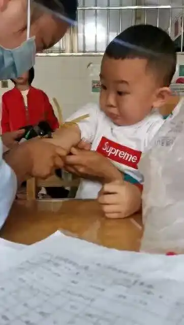  宝宝在学校体检,抽血时,这表情也太好笑了