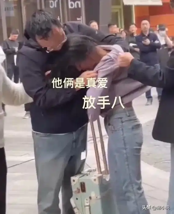  广西南宁街头,原配抓小三,老公搂着小三保护,网友他俩是真爱