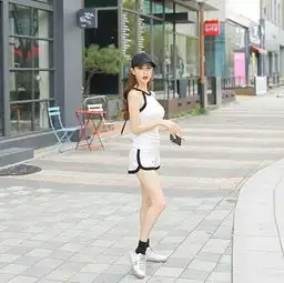  搞笑gif趣图听住隔壁的哈士奇说有了这个饭盆就有人给饭吃