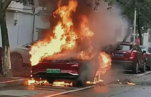  蔚来李斌我搞不懂为什么现在还有人买油车同行给出了答案