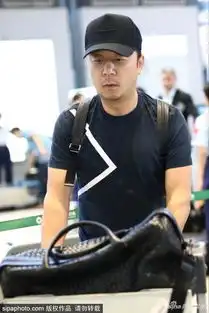  组图郭涛深蓝色休闲装扮现身机场搞怪小表情很可爱