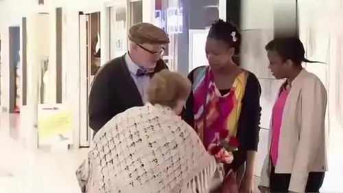 国外恶搞老奶奶看到老伴跟别人在一起,转身就走,路人懵了  国外恶搞老奶奶看到老伴跟别人在一起,转身就走,路人懵了