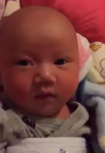  宝爸把宝宝哄睡着,突然放了一个屁,宝宝的反应让人乐的合不笼嘴