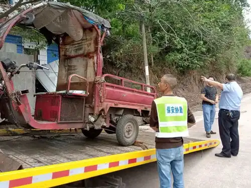万州重百门口三轮车司机撞人逃逸  万州重百门口三轮车司机撞人逃逸