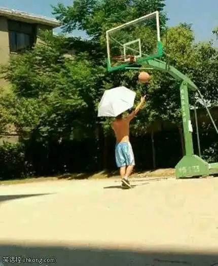  搞笑图片幽默段子笑话哈哈,哥们你很娇气啊,打篮球还撑雨伞