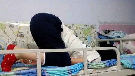 搞笑gif趣图小哥眼神真是无敌,太藐视人了  搞笑gif趣图小哥眼神真是无敌,太藐视人了