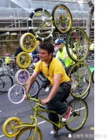  搞笑gif趣图校花忍不住低头傻笑,爸你给我介绍的男友好帅