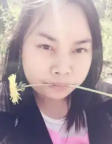  凤姐自称粉红女郎v领衫秀上围